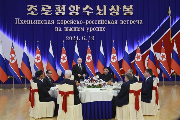 블라디미르 푸틴 러시아 대통령(왼쪽 가운데)이 2024년 6월 19일 수요일 북한 평양에서 열린 회담 후 국빈 리셉션에서 김정은 북한 국무위원장이 그의 말을 듣고 있는 가운데 발언하고 있다. 