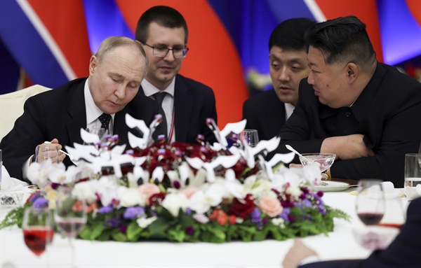 블라디미르 푸틴 러시아 대통령(왼쪽)과 김정은 북한 국무위원장이 2024년 6월 19일 수요일 북한 평양에서 회담 후 국빈 리셉션에 참석하고 있다.