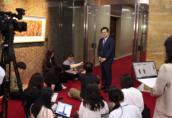 김동연 경기도지사가 20일 서울 여의도 국회에서 우원식 국회의장을 예방한 뒤 기자들과 만나 질문에 답하고 있다. 