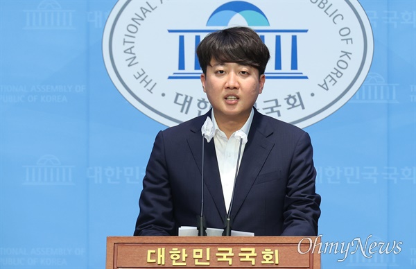 이준석 개혁신당 의원이 20일 오후 서울 여의도 국회 소통관에서 기자회견을 열어 제22대 국회 1호 법안으로 공직선거법 일부개정법률안을 발의하고 있다.