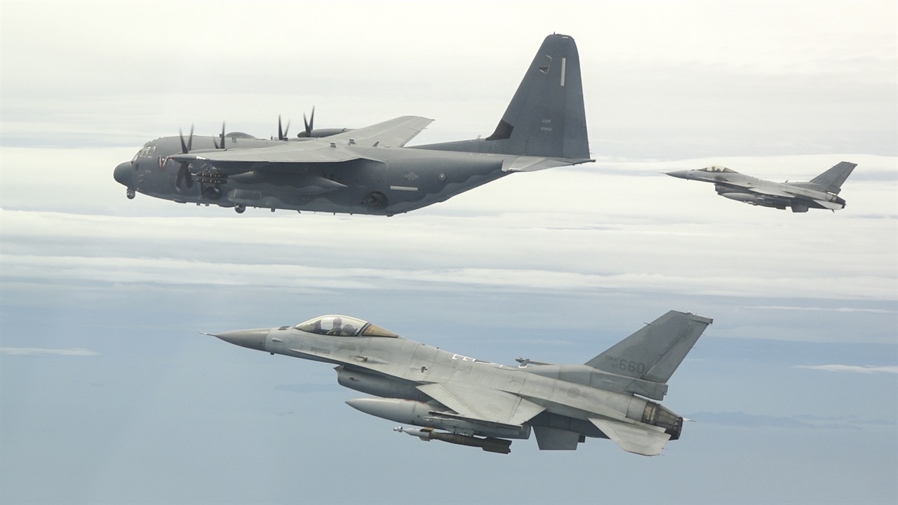 20일 한국 공군의 (K)F-16 전투기가 미 AC-130J와 실무 사격훈련을 위해 임무 지역으로 이동하며 편대비행을 하고 있다. 2024.6.20