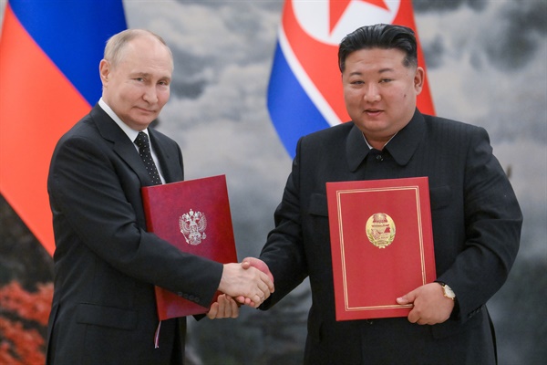 2024년 6월 19일 블라디미르 푸틴 러시아 대통령과 김정은 북한 국무위원장이 금수산 영빈관에서 '포괄적인 전략적 동반자 관계에 관한 조약'을 체결하고 악수를 하고 있다. 