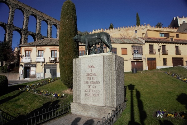 로마시대 수도교 앞에는 로마제국 건군신화인 로물루스 동상이 세워져 있다.