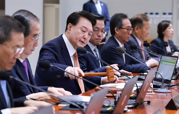 윤석열 대통령이 지난 18일 서울 용산 대통령실 청사에서 열린 국무회의에서 개회 선언을 하고 있다.