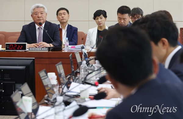  김홍일 방송통신위원장이 21일 오후 서울 여의도 국회 과학기술정보방송통신위원회 전체회의에 출석해 의원들의 질의에 답변하고 있다.