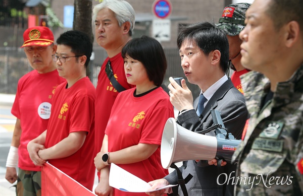 해병대예비역연대가 24일 오전 서울 영등포구 임성근 전 해병 1사단장 관사 인근에서 '임성근 피의자의 엄벌을 촉구하는 기자회견'을 열었다. 