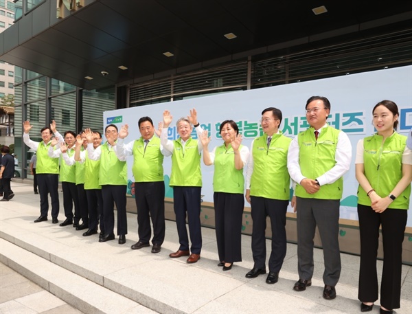  강호농 농협중앙회 회장(오른쪽 다섯번째), 송미령 농림축산식품부 장관(오른쪽 네번째), 어기구 국회 농해수위 위원장(오른쪽 여섯번째), 유상범 국회의원(오른쪽 두번째), 유홍림 서울대학교 총장(오른쪽 세번째), 박다정 청년여성농업인협동조합 회장 및 농협 임원들이 농촌으로 봉사활동을 가는 대학생들을 배웅하고 있다