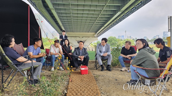 장철민 의원이 세종보 농성장에서 환경단체 활동가들과 함께 이야기를 나누고 있다. 