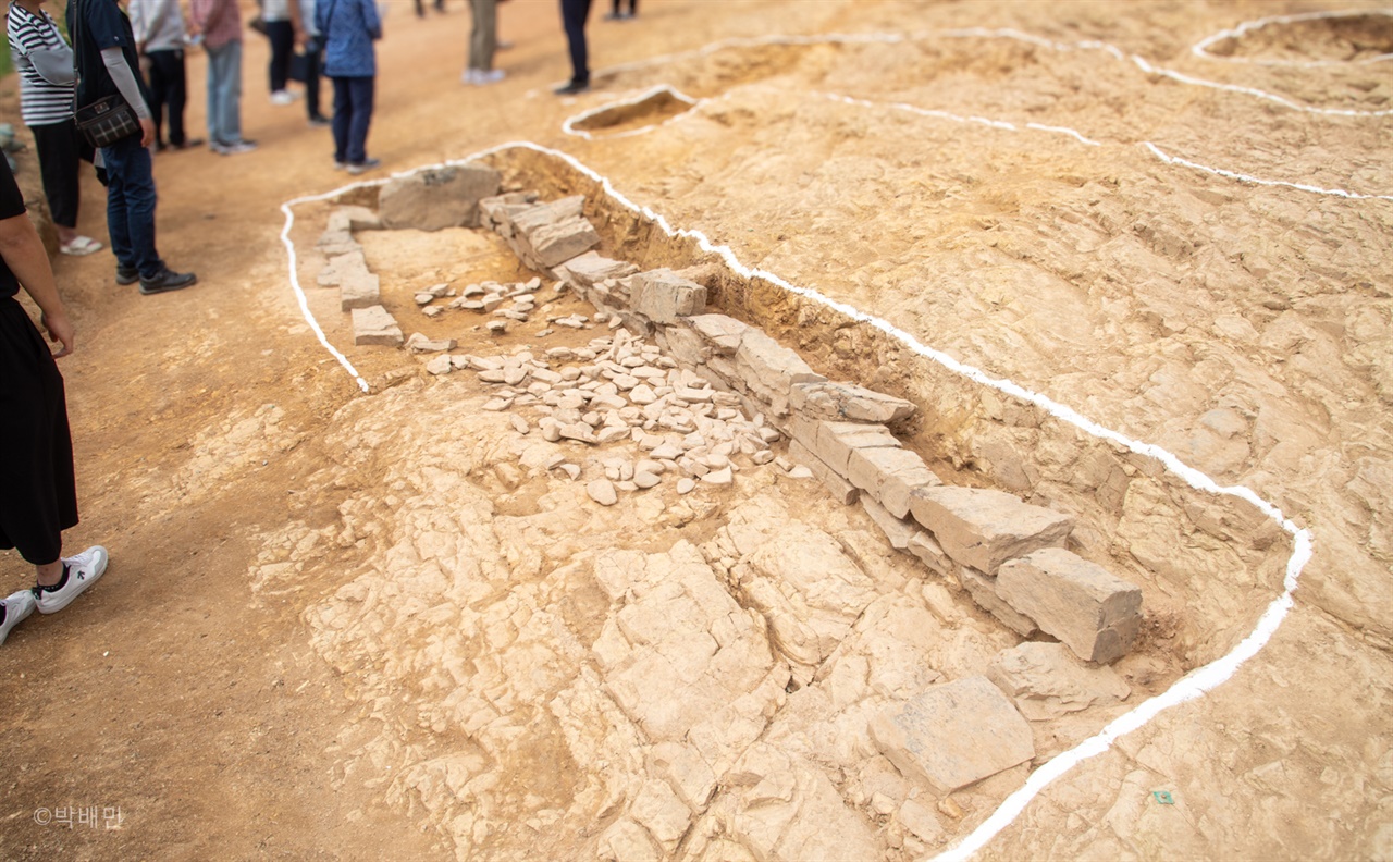 말이산 고분군 2호분의 석곽 발굴 모습. 사람들이 서있는 쪽이 북쪽이다.
