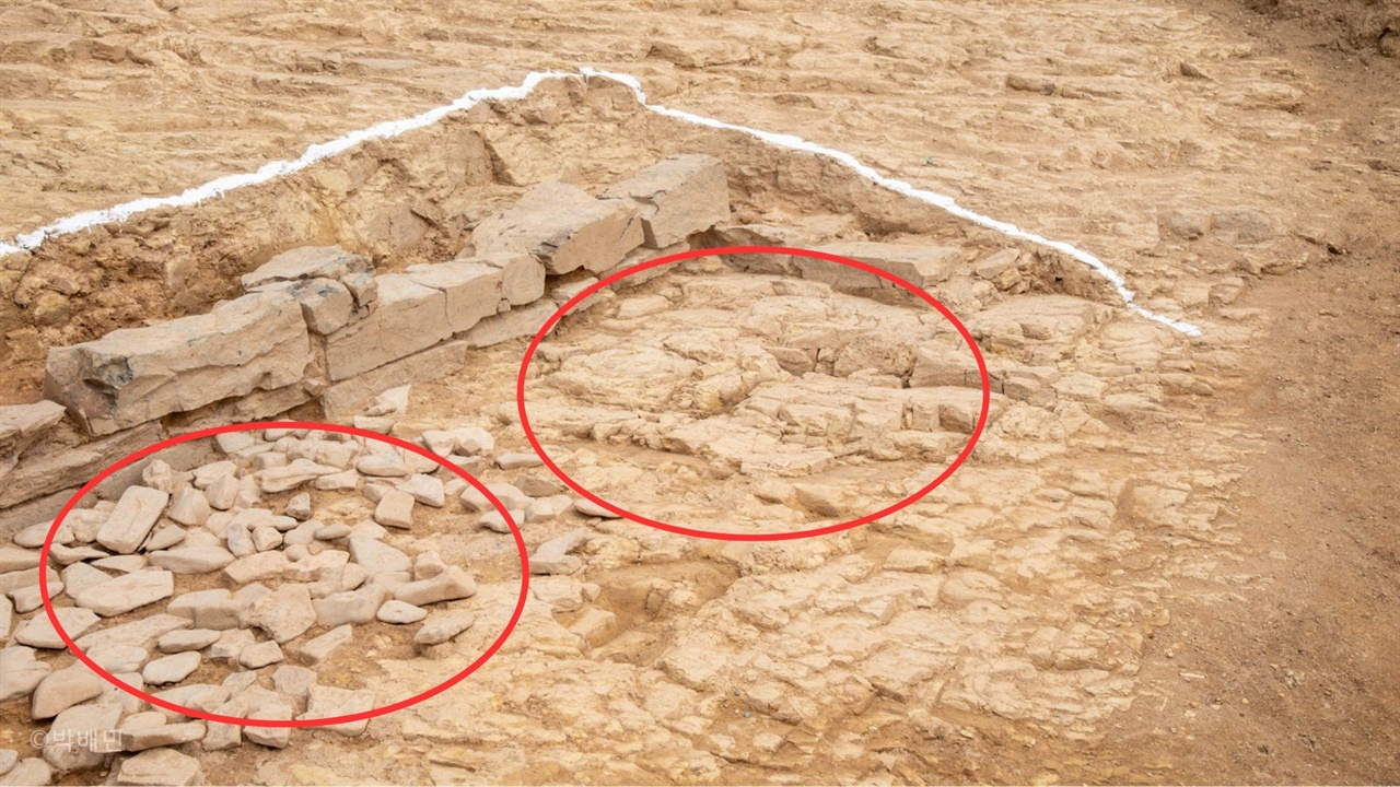 시신이 안치되는 중간에는(사진상 왼쪽)에는 시상이 깔려 있고, 부장품이 놓이는 남쪽 칸(사진 상 오른쪽)은 암석이 그대로 있다.