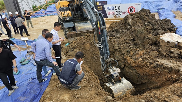  광주광역시와 시공사 라인건설이 24일 굴삭기를 동원해 북구 일곡근린공원 땅 속에 건축폐기물이 묻혀 있는지 보고 있다.