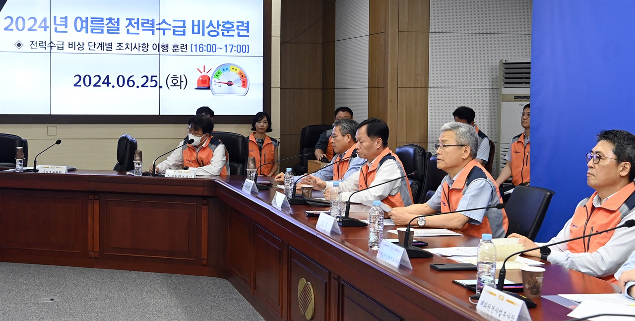 김동철 한국전력 사장(오른쪽 두 번째)이 '전력수급 비상훈련'에 참여한 임직원들에게 비상대응 체계 관리와 주요 설비에 대한 안전 점검을 당부하고 있다.
