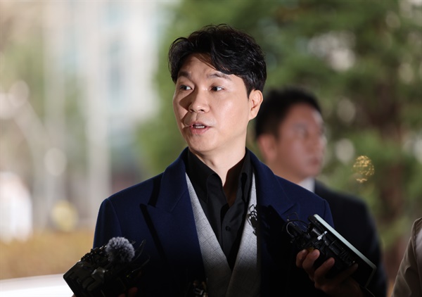 방송인 박수홍이 지난 2023년 3월 15일 오후 서울서부지방법원에서 횡령 혐의로 구속기소 된 친형의 속행공판에 증인으로 출석하며 입장을 발표하고 있다.