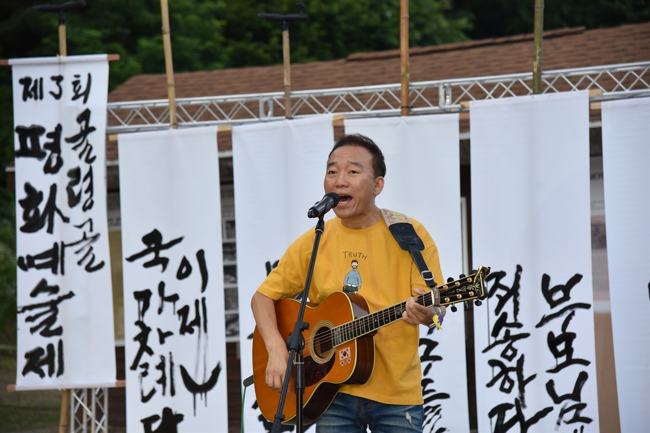 가수 최종호씨는 김광석의 노래 ‘나무’를 기타를 치며 불렀다. 