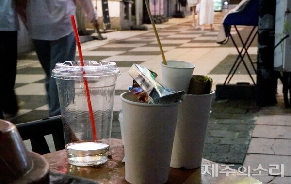 제주 최대 번화가 중 하나인 누웨마루 거리에 각종 쓰레기가 쌓여 있는 모습.