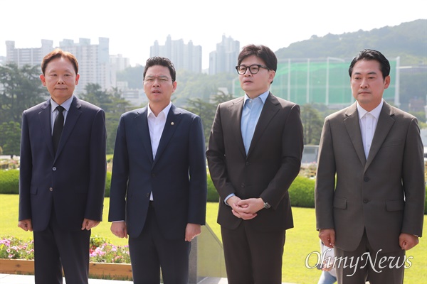  지난 6월 28일 당시 한동훈 전 비대위원장이 부산 방문의 첫 일정으로 남구 유엔기념공원을 찾았다. 장동혁, 박정훈 의원 등과 함께 참배를 하고 있는 한 전 비대위원장.