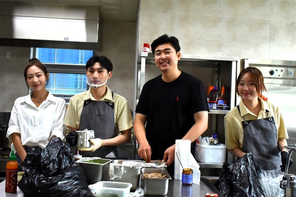 베트남 전문음식점 포유성수를 올 3월 창업한 박태중(왼쪽에서 두번째)씨는 식당이 쉬는 날을 이용해 직원들과 자신이 이용하던 수원시글로벌청소년센터를 찾았다.