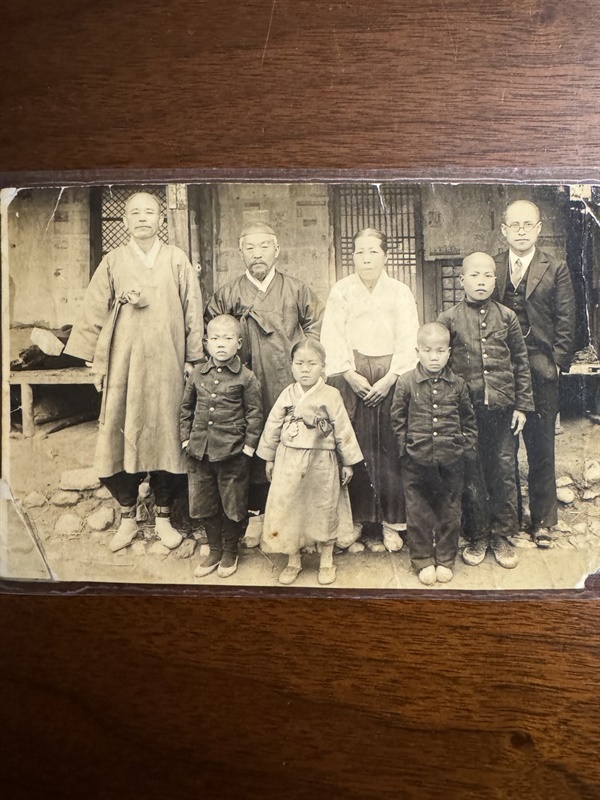 좌측부터 친척,할아버지,할머니 아랫줄 구봉, 학봉, 덕봉, 봉기, 의열단원