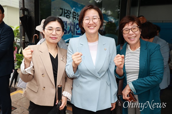 진보당 정혜경 국회의원(비례)은 6월 29일 오후 창원시 의창구 의창동에 있는 건물에서 의원사무소 개소식 겸 주민보좌관 위촉식을 열었다.
