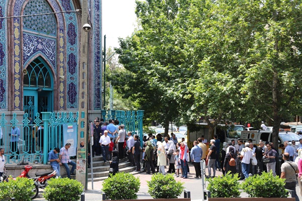 이란 대통령 보궐선거 투표일인 28일(현지시간) 오전 수도 테헤란의 호세이니예 에르샤드 이슬람사원에 유권자들이 몰려 있다. 2024.6.29