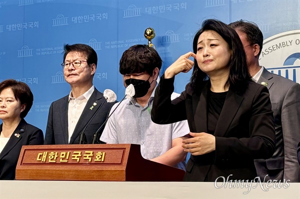 오송 지하차도 참사 유족·생존자와 야6당 국회의원들이 1일 서울 영등포구 국회 소통관에서 '오송참사 국정조사를 위한 22대 국회의원 공동 기자회견'을 진행했다.