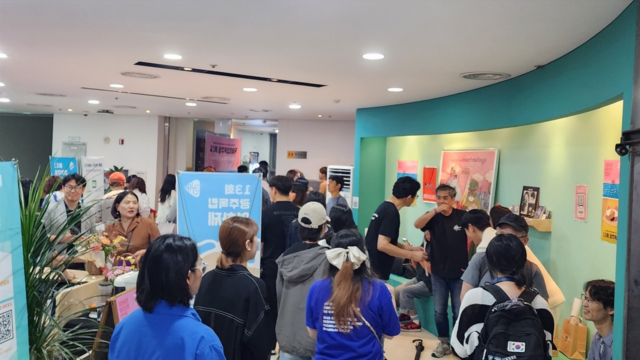  토요일인 29일 광주독립영화제 열리는 광주독립영화관을 찾은 관객들 