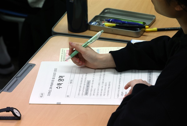4일 오전 서울 양천구 목동종로학원에서 열린 2025학년도 대학수학능력시험 평가원 6월 모의고사에서 수험생들이 시험을 준비하고 있다.