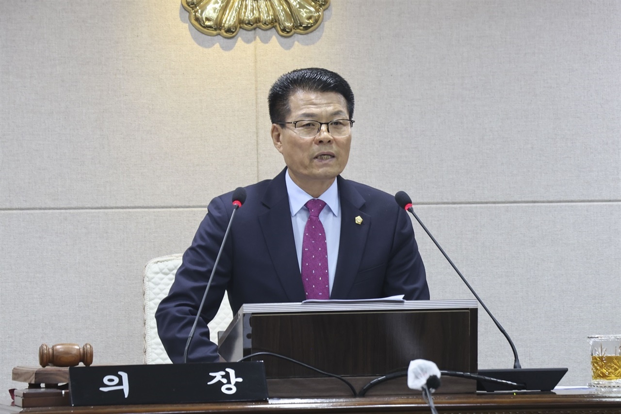 제9대 홍성군의회 후반기 의장으로 선출된 김덕배 의원. 