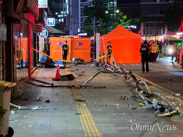 1일 밤 대형 교통사고가 발생한 서울 시청역 인근 교차로에서 경찰과 구조대원들이 현장을 수습하고 있다.