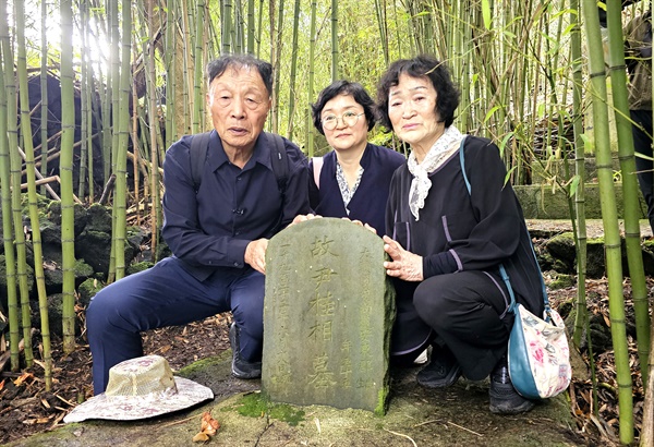 국립창원대가 한인 독립운동가 윤계상 선생의 손자인 윤동균(왼쪽)씨가 가족과 함께 하와이 현지 묘소를 참배했다.