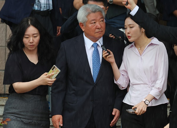 국회에서 본인의 탄핵안을 처리하기 전 자진 사퇴한 김홍일 방송통신위원장이 2일 오전 퇴임식을 마친 뒤 정부과천청사 내 방통위를 떠나고 있다.