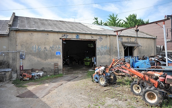 김덕성 대표는 29년전 어림잡아 7~80년쯤 돼 보이는 정미소와 옛 삽교농협 창고를 매입해 농기구 수리점으로 운영하고 있다.
