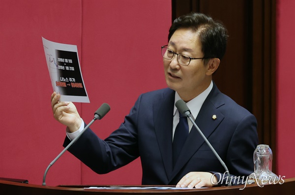 박범계 더불어민주당 의원이 2일 오후 서울 여의도 국회에서 열린 정치·외교·통일·안보 분야 대정부질문에서 박성재 법무부 장관에게 질의하고 있다.