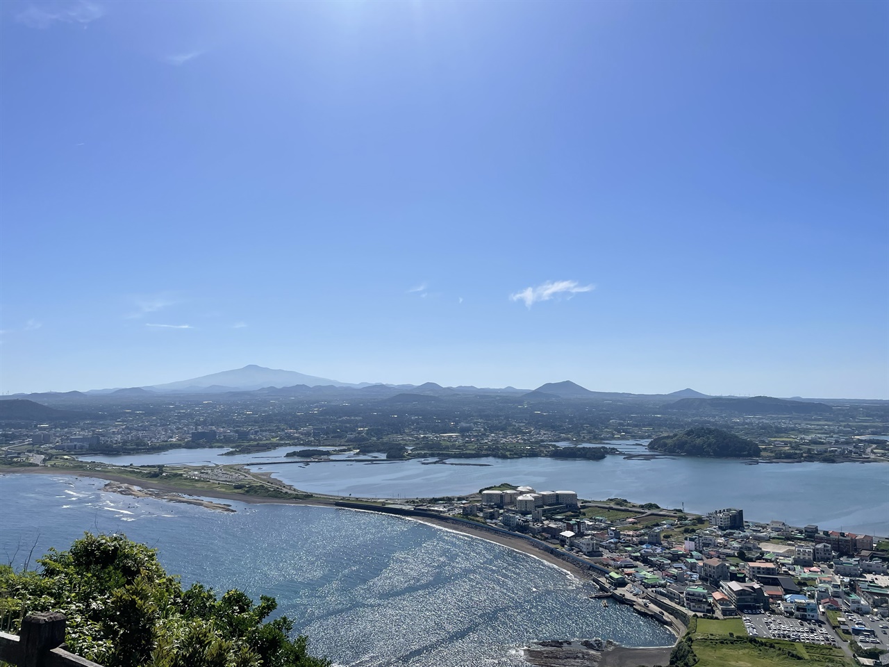 성산일출봉에서 내려다 본 성산읍 앞바다  성산일출봉에서 내려다 본 성산읍 앞바다 