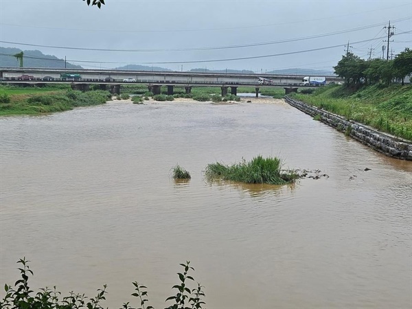 홍성군이 장마철 집중호우에 대비해 관내 재해취약지역 안전 점검에 나섰다. (사진은 지난 2일 내린 비로 하천에 많은 빗물이 유입된 모습)