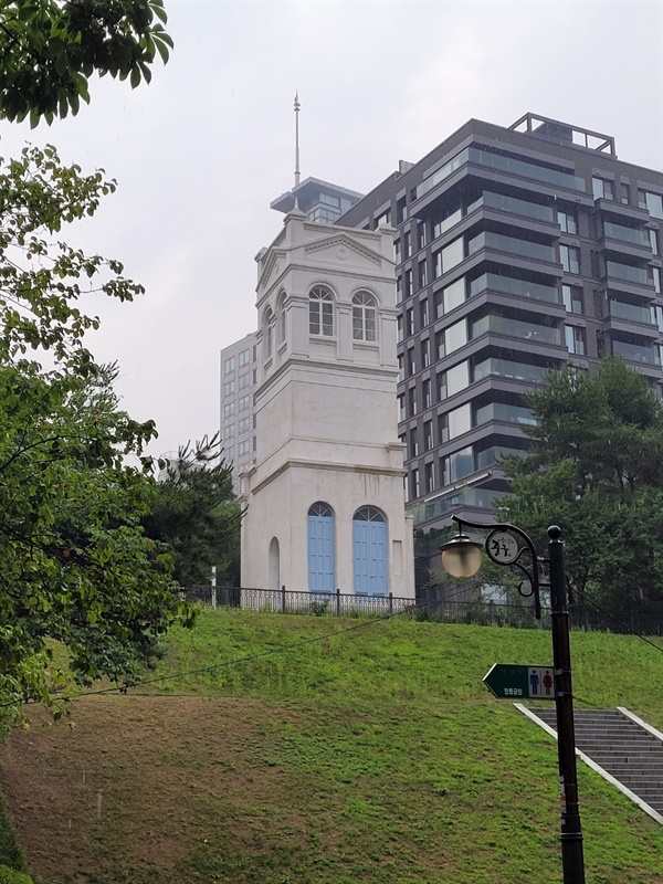 구러시아공사관 정동공원에는 아라사(俄羅斯)라고도 표기했던 옛 러시아의 공사관 흔적이 남아 있다.