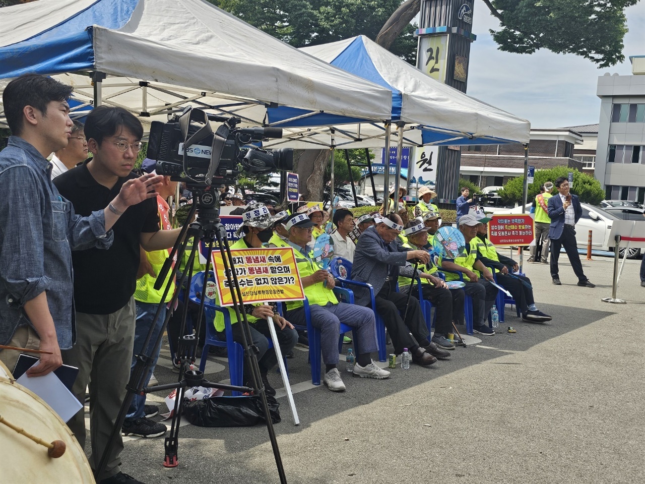 군청 앞마당에서 시위 중인 마령면민들 이날 시위와 함께 삭발식까지 했지만 주민들은 승리를 확신하지 못하고 있다.