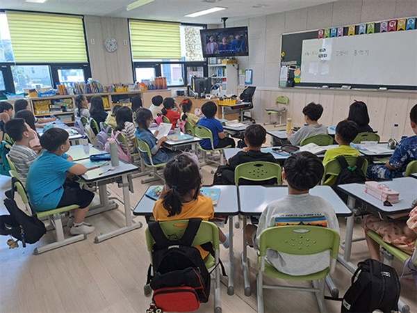 시네마그린틴 서울국제환경영화제 시네마그린틴 초청작이 한 학교 교실에서 상영되는 모습.