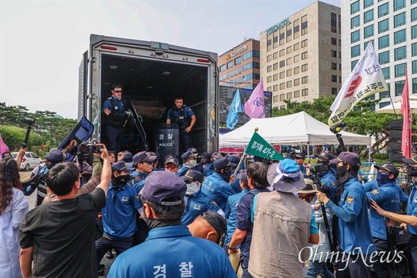 농민시위에 등장한 '트로이 목마' 작전 ‘기후재난 시대, 농민생존권 쟁취와 국가책임농정 실현을 위한 전국농민대회’가 7월 4일 오후 여의도 국회앞에서 농민의길(가톨릭농민회, 전국농민회총연맹, 전국여성농민회총연합, 한국친환경농업협회, 전국쌀생산자협회, 전국양파생산자협회, 전국마늘생산자협회, 전국사과생산자협회) 소속 농민들이 참석한 가운데 열렸다. 집회를 마칠 무렵 행진에 사용할 트렉터를 실은 30톤 탑차가 집회장소 진입을 시도하자 경찰이 압수해가고 있다.