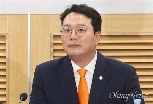 천하람 개혁신당 원내대표가 5일 오전 서울 여의도 국회 의원회관에서 열린 야6당 원내대표 모임에 참석하고 있다.
