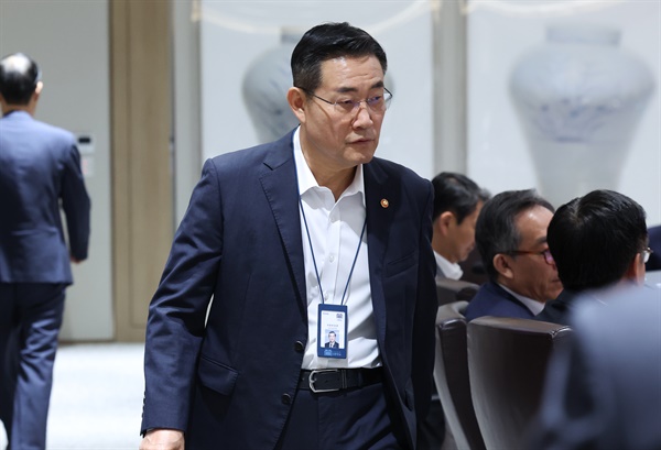 신원식 국방부 장관이 2일 서울 용산 대통령실 청사에서 열린 국무회의에 참석하고 있다.