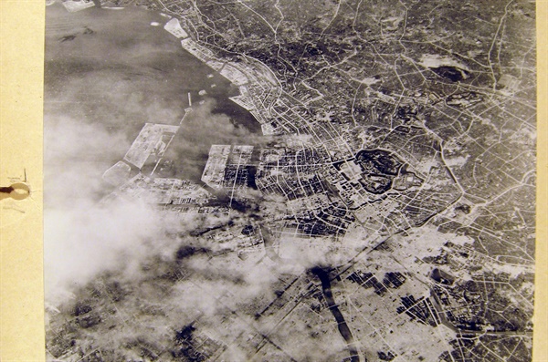  1945년 3월 10일 미군의 공습 직후 상공에서 촬영한 일본 도쿄의 모습. ( Japan Air Raids.org 소장 자료 ).
