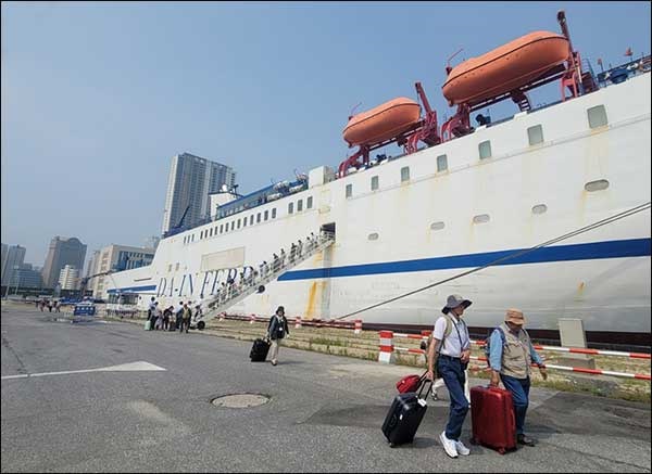 대인훼리 인천항국제여객터미널에서 밤새 달려 다렌항에 도착한 대인훼리에서 답사단원들이 내리고 있다. 