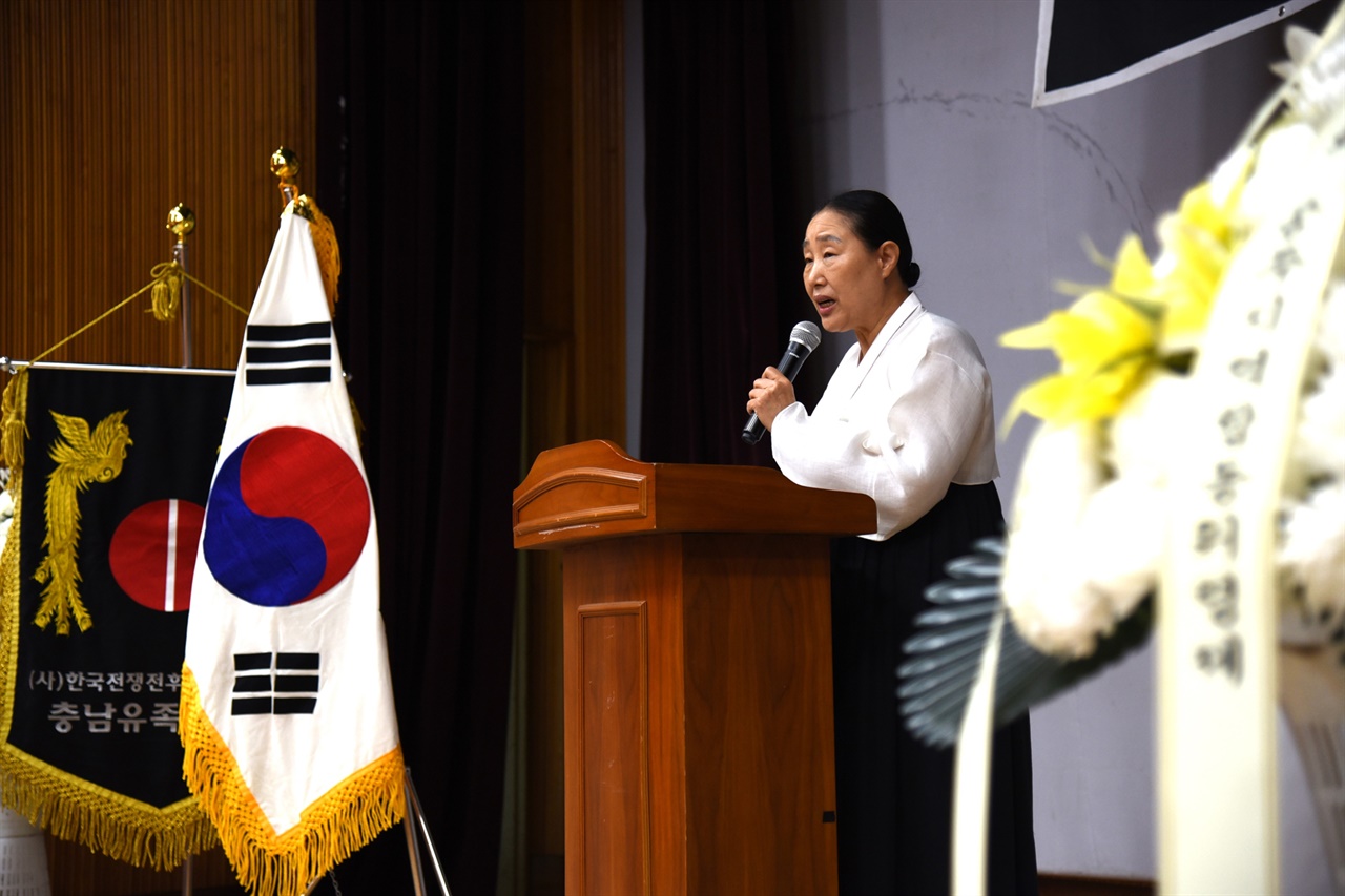  원불교공주교당 김성혜 교무가 소재성 유족회장이 쓴 시 ‘살구쟁이 눈물’을 헌시로 낭독하고 있다.