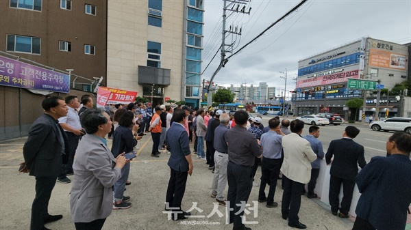  국민의힘이 "더불어민주당의 검사 탄핵 추진을 저지해야 한다"며, 대국민 홍보전을 벌이고 있다. 7월 6일 경남 사천시 사천읍에서 열린 집회에서 국민의힘 당원 60여 명은 "민주당의 검사 탄핵 시도는 심각한 헌정질서 유린"이라며 목소리 높였다.