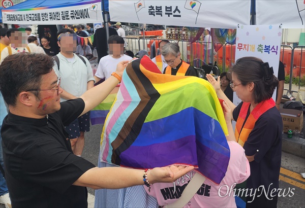  6일 대전 동구 소제동 전통나래관 앞 일원에서 제1회 대전퀴어문화축제 '사랑이쥬! 우리여기있어'가 개최됐다. 사진은 기독교 목회자들의 성소수자 축복기도 장면.