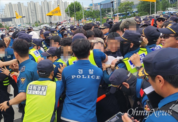  6일 대전 동구 소제동 전통나래관 앞 일원에서 제1회 대전퀴어문화축제 '사랑이쥬! 우리여기있어'가 개최됐다. 사진은 퍼레이드 입구를 막아선 퀴어축제 반대자들을 경찰이 불법집회라며 인도로 밀어내고 있는 장면.