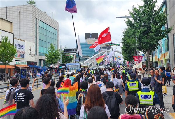  6일 대전 동구 소제동 전통나래관 앞 일원에서 제1회 대전퀴어문화축제 '사랑이쥬! 우리여기있어'가 개최됐다.