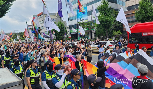  6일 대전 동구 소제동 전통나래관 앞 일원에서 제1회 대전퀴어문화축제 '사랑이쥬! 우리여기있어'가 개최됐다. 사진은 중앙로 퍼레이드 장면.