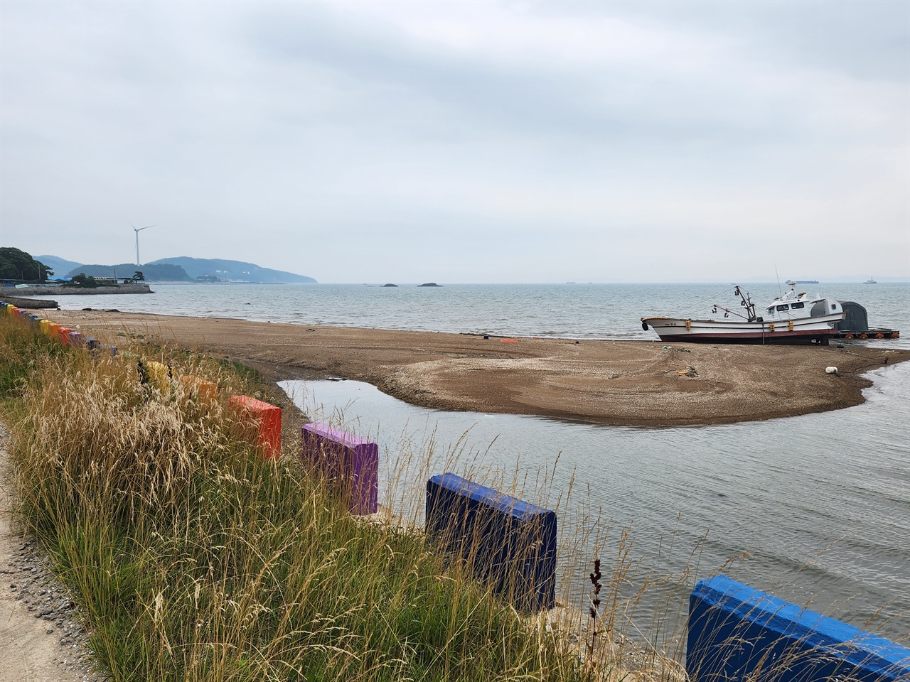  충남 홍성군 남당항 인근. 홍성 산불 현장, 바닷가를 배경으로한 골프장 건설이 추진되고 있어 논란이다. 